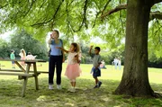 Emma (Jessica Barden) begegnet im Stadtpark zufällig Bens Mutter Linda und den Kindern Poppy und Jack (Isabella & Lucas Tyson), mit denen sie sich wunderbar versteht. Emma (Jessica Barden) begegnet im Stadtpark zufällig Bens Mutter Linda und den Kindern Poppy und Jack (Isabella & Lucas Tyson), mit denen sie sich wunderbar versteht.