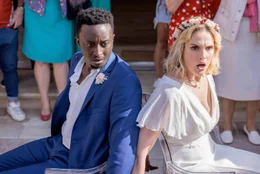 Max (Ahmed Sylla, l.) und Lou (Camille Lou, r.) verlieren jegliche Kontrolle &uuml;ber ihre eigene Hochzeitsfeier.