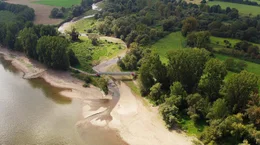 Das M&uuml;ndungsgebiet der Ahr steht unter Naturschutz. Als einzige von 42 Nebenfl&uuml;ssen des Rheins flie&szlig;t nur die Ahr in ihrem M&uuml;ndungsgebiet in einem selbst geschaffenen Bett. Durch freies unbeeinflusstes M&auml;andrieren, st&auml;ndiges Umlagern der Sand- und Kiesmassen ist dieses Gebiet auch heute noch einem st&auml;ndigen Wandel unterworfen.