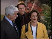 Mark (Dick Van Dyke, l.) und Steve (Barry Van Dyke, M.) begegnen Vanessa (Stephanie Zimbalist, r.) mit Skepsis: Sie gibt vor, von Scotland Yard zu sein.