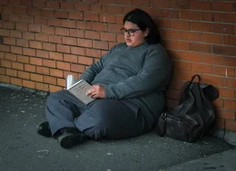 Durch die Theatergruppe hat Josh (Julian Dennison) auch Zugang zur klassischen Literatur gefunden.