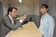 Patrick (Björn Harras) sucht Hilfe bei Gerner (Wolfgang Bahro), der ihm sofort eine Einzelzelle und extra Schutz verspricht. Doch ist Patrick wirklich sicher? Patrick (Björn Harras) sucht Hilfe bei Gerner (Wolfgang Bahro), der ihm sofort eine Einzelzelle und extra Schutz verspricht. Doch ist Patrick wirklich sicher?