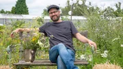 Gastgeber Thomas Deckert hat für sich und seine Familie in Düsseldorf einen wilden Natur- und Selbstversorgergarten angelegt. Gastgeber Thomas Deckert hat für sich und seine Familie in Düsseldorf einen wilden Natur- und Selbstversorgergarten angelegt.