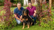 Nach Versmold geht die zweite Gartenreise. Hier beackern Klaus Wagenhuber (l) und Jan Leßmeier (r) ihr Paradies. Der 1,5 Hektar große Landhausgarten gehört zu den schönsten Deutschlands und das Anwesen wird in der Liste der Kulturlandschaft prägenden Hofstellen Ostwestfalens geführt. Im klassisch westfälischen Bauerngarten wachsen Sommerblumen aus Großmutters Zeiten und so viel Gemüse, dass die Naturfreunde fast Selbstversorger sind. Nach Versmold geht die zweite Gartenreise. Hier beackern Klaus Wagenhuber (l) und Jan Leßmeier (r) ihr Paradies. Der 1,5 Hektar große Landhausgarten gehört zu den schönsten Deutschlands und das Anwesen wird in der Liste der Kulturlandschaft prägenden Hofstellen Ostwestfalens geführt. Im klassisch westfälischen Bauerngarten wachsen Sommerblumen aus Großmutters Zeiten und so viel Gemüse, dass die Naturfreunde fast Selbstversorger sind.