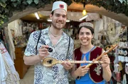 Sascha (l) und Isabel in traditionellem albanischen Outfit. Er trägt eine Qeleshe (weiße Filzkappe) und hält eine Cifteli. Sie trägt ein traditionelles albanisches Oberteil. Sascha (l) und Isabel in traditionellem albanischen Outfit. Er trägt eine Qeleshe (weiße Filzkappe) und hält eine Cifteli. Sie trägt ein traditionelles albanisches Oberteil.