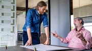 Architekt Mads (Sebastian Str&ouml;bel, li.) l&auml;sst seinen Frust ausgerechnet an seinem wichtigen Gro&szlig;kunden  Donato (Claudio Caiolo, re.) aus.