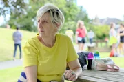 Bens Mutter Linda (Julie Hesmondhalgh) kümmert sich aufopfernd um ihn und die Kinder und wünscht sich nichts sehnlicher, als dass sie wieder glücklich werden. Bens Mutter Linda (Julie Hesmondhalgh) kümmert sich aufopfernd um ihn und die Kinder und wünscht sich nichts sehnlicher, als dass sie wieder glücklich werden.