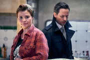 Andreas (Tom Schilling) f&uuml;hren seine "Ermittlungen" in die K&uuml;che von Helen (Annette Frier) aus K&ouml;ln-Nippes.