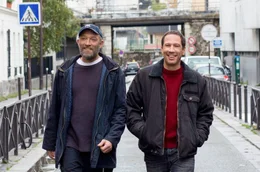 Bruno (Vincent Cassel, li.) und Malik (Reda Kateb, re.) k&uuml;mmern sich im Gro&szlig;raum Paris um schwer autistische Kinder und Jugendliche, sogenannte Systemsprenger.