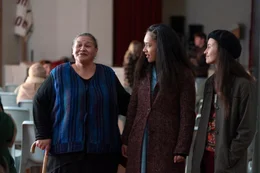 Tui (Mabelle Dennison, l.), Grace (Jada Fa'atui, M.) und Samantha (Erana James, r.) engagieren sich f&uuml;r Rechte und Belange der neuseel&auml;ndischen Ureinwohner.