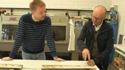 Der Geowissenschaftler Thomas Ronge (links) vom Alfred-Wegener-Institut für Polar- und Meeresforschung (AWI) bereitet Bohrkerne auf ihre Untersuchung im Labor vor. Rechts: Moderator Karsten Schwanke. Der Geowissenschaftler Thomas Ronge (links) vom Alfred-Wegener-Institut für Polar- und Meeresforschung (AWI) bereitet Bohrkerne auf ihre Untersuchung im Labor vor. Rechts: Moderator Karsten Schwanke.