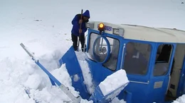Mit Schneefr&auml;sen wird die Hochalpenstra&szlig;e am Gro&szlig;glockner freigemacht.