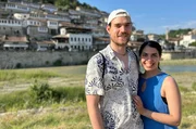 Sascha (l) und Isabel vor Berat, der Stadt der 1000 Fenster. Sascha (l) und Isabel vor Berat, der Stadt der 1000 Fenster.