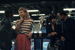 Am Rande eines Tanzkurses: v.l.n.r. Robert (Timocin Ziegler), Leni (Thea Ehre), Nicole (Ioanna Iacob) und Victor (Michael Sideris)