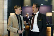 Manus Etikettenschwindel bez&uuml;glich des No-Name-Weins zieht weite Kreise, sodass Julius Aden (G&uuml;nter Barton, r.) Mark zur Rede stellt. Ihm gelingt es zun&auml;chst, den Verdacht auf seinen Weinlieferanten abzuw&auml;lzen - bis Philip (Philipp Romann, l.) herausfindet, dass ein solcher Lieferant gar nicht existiert ...