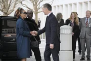 Josephine Okeke (Lynn Whitfield, l.); Dr. Randolph Bell (Bruce Greenwood, r.)