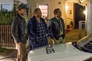 Nachdem Polizeirat Reimund Griwidz (Michael Brandner, M.) wegen eines lauten Ratterns kein Auge zumachen kann, sollen Hubert (Christian Tramitz, r.) und Staller (Helmfried von Lüttichau, l.) die Lärmquelle ausfindig machen ... Nachdem Polizeirat Reimund Griwidz (Michael Brandner, M.) wegen eines lauten Ratterns kein Auge zumachen kann, sollen Hubert (Christian Tramitz, r.) und Staller (Helmfried von Lüttichau, l.) die Lärmquelle ausfindig machen ...
