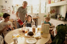 Bereits beim Fr&uuml;hst&uuml;ck zeigt sich Familie Mercier ohne Mutter Isabelle heillos &uuml;berfordert. Von links: Arthur (Swan Joulin), Antoine (Franck Dubosc), Chlo&eacute; (Violette Guillon), Jojo (Evan Paturel) und Maxime (Ilan Debrabant)