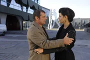 Treffen unerwartet aufeinander: Carla (Sarah Mühlhause, r.) und ihr Vater Bernd (Joachim Nimtz, l.) ... Treffen unerwartet aufeinander: Carla (Sarah Mühlhause, r.) und ihr Vater Bernd (Joachim Nimtz, l.) ...
