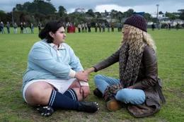 Josh (Julian Dennison) wird bei seinem Protest auf dem Rugbyfeld von seiner Mutter Shirley (Minnie Driver) unterst&uuml;tzt.