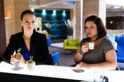 Nachdem sie aus Unsicherheit Eriks mutmaßlichen Antrag verhindert hat, ist Jenny (Kaja Schmidt-Tychsen, l.) schlecht drauf und kann ihren Ärger auch vor Vanessa (Julia Augustin) nicht verstecken. Nachdem sie aus Unsicherheit Eriks mutmaßlichen Antrag verhindert hat, ist Jenny (Kaja Schmidt-Tychsen, l.) schlecht drauf und kann ihren Ärger auch vor Vanessa (Julia Augustin) nicht verstecken.