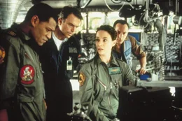 Von links: Captain Miller (Laurence Fishburne), Dr. William Weir (Sam Neill), Med Tech Peters(Kathleen Quinlan) und D.J. (Jason Isaacs