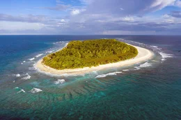 Fast 60 Inseln gibt es im Chagos-Archipel mitten im Indischen Ozean. Die meisten ragen nur wenig &uuml;ber den Meeresspiegel hinaus.