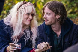 James (Luke Treadaway) mit seiner Nachbarin Betty (Ruta Gedmintas).