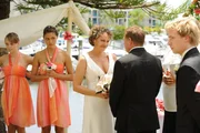 Cleos (Phoebe Tonkin, 2.v.l.) Vater heiratet ein zweites Mal. Kim (Cleo Massey, li.) allerdings, ist davon &uuml;berhaupt nicht begeistert.