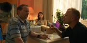 Andi (Milan Peschel, l.) ist begeistert von Serges (Robert Stadlober, r.) Tipps und Tricks und lässt sich von ihm mit der Blutprobe helfen. Andi (Milan Peschel, l.) ist begeistert von Serges (Robert Stadlober, r.) Tipps und Tricks und lässt sich von ihm mit der Blutprobe helfen.