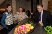 Matilda (Anna-Katharina Fecher, l.) und Johanna (Charlott Reschke) k&ouml;nnen Gerner (Wolfgang Bahro) bei seiner Wut &uuml;ber die Jugendlichen nicht beschwichtigen.