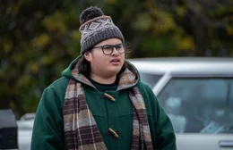 Der 17-j&auml;hrige Josh (Julian Dennison), &uuml;bergewichtig und mit M?ori-Wurzeln, ist in der Schule ein Au&szlig;enseiter.