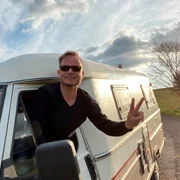 Friso Richter und sein Wohnmobil Pamela. Friso Richter und sein Wohnmobil Pamela.