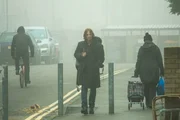 James (Luke Treadaway, m.) läuft ziellos durch die Stra&szlig;en Londons.