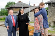 Manuel überlegt, sich mit Claudia vor den Zur zu werfen. Wöller und Schwester Hanna versuchen die Situation zu entschärfen (v.li.: Fritz Wepper, Janina Hartwig, Mareike Lindenmeyer, Sebastian Fischer). Manuel überlegt, sich mit Claudia vor den Zur zu werfen. Wöller und Schwester Hanna versuchen die Situation zu entschärfen (v.li.: Fritz Wepper, Janina Hartwig, Mareike Lindenmeyer, Sebastian Fischer).