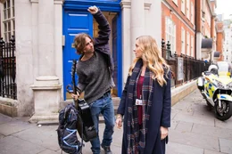 James (Luke Treadaway) und seine Betreuerin Val (Joanne Froggatt) verlassen die Polizeistation.