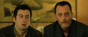 Beim Geheimdienst in Tokyo trifft Hubert Fiorentini (Jean Reno, r.) auf seinen ehemaligen Partner Momo (Michel Muller). Gemeinsam stellen sie sich der japanischen Mafia.