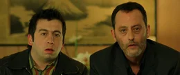 Beim Geheimdienst in Tokyo trifft Hubert Fiorentini (Jean Reno, r.) auf seinen ehemaligen Partner Momo (Michel Muller). Gemeinsam stellen sie sich der japanischen Mafia.