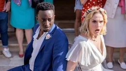 "Tiny Wedding - Unsere mega kleine Hochzeit": Max (Ahmed Sylla, l.) und Lou (Camille Lou, r.) verlieren jegliche Kontrolle &uuml;ber ihre eigene Hochzeitsfeier.