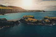Grüne Wiesen dank des Golfstroms auf der Carrick Insel in Nordirland auf dem 55. Breitengrad. Grüne Wiesen dank des Golfstroms auf der Carrick Insel in Nordirland auf dem 55. Breitengrad.