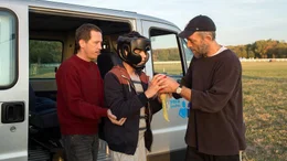 Malik (Reda Kateb, links) und Bruno (Vincent Cassel, rechts) versuchen, den verschlossenen jungen Autisten Valentin (Marco Locatelli, Mitte) zur Pferdetherapie zu bewegen. Eine Dose Cola macht&rsquo;s m&ouml;glich.