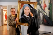 Stolpe (Markus Hering) pr&auml;sentiert ein Bild von der Mutter Oberin (re.: Andrea Sihler).