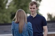 Ben (Harry Lawtey) findet in Emma jemanden, der Verständnis für seine Situation hat. Ben (Harry Lawtey) findet in Emma jemanden, der Verständnis für seine Situation hat.