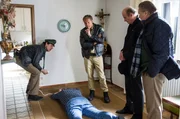 Hubert und Staller kommen Girwidz zur Hilfe und nehmen die Ermittlungen auf. Von links: Staller (Helmfried von L&uuml;ttichau), Leiche (Komparse), Hubert (Christian Tramitz), Pfarrer Wiedemann (Johannes Herschmann), Girwidz (Michael Brandner).
