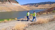 Gary Kremen, Vorstand von Valley Water, dem Wasserversorger von Silicon Valley, begutachtet ein fast leeres Wasserreservoir. Gary Kremen, Vorstand von Valley Water, dem Wasserversorger von Silicon Valley, begutachtet ein fast leeres Wasserreservoir.