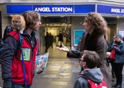 James (Luke Treadaway) im Gespräch mit einer Käuferin der Obdachlosenzeitung "The Big Issue".