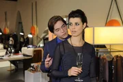 Während Carla (Sarah Mühlhause, r.) auszuloten versucht, ob sie Kai (Frederic Böhle, l.) trauen kann, genießt dieser seinen Triumph. Während Carla (Sarah Mühlhause, r.) auszuloten versucht, ob sie Kai (Frederic Böhle, l.) trauen kann, genießt dieser seinen Triumph.