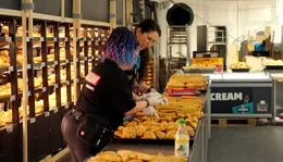 Mitarbeiterinnen bereiten neue Backwaren im Penny-Store vor.