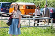 Radek (Hans-Werner Meyer) und Mina (Jasmin Tabatabai, M.) verfolgen Sabine Schmid (Paula Kroh, l.). Sie sind sich sicher, dass sie ihnen nicht alles zu Adils Verschwinden erz&auml;hlt hat.