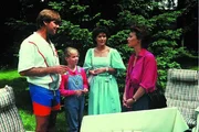 Katharina ist zurück aus New York. Die Familie begrüßt sie herzlich. (V.li.n.re.: Sascha Hehn, Angelika Reißner, Anja Kruse, Ilona Grübel) Katharina ist zurück aus New York. Die Familie begrüßt sie herzlich. (V.li.n.re.: Sascha Hehn, Angelika Reißner, Anja Kruse, Ilona Grübel)